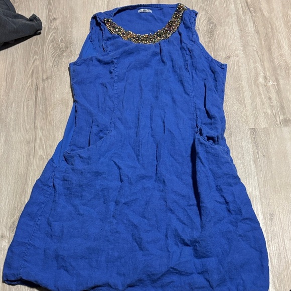 Elegant Blue Sleeveless Dress with Embellished Neckline - Picture 1 of 2